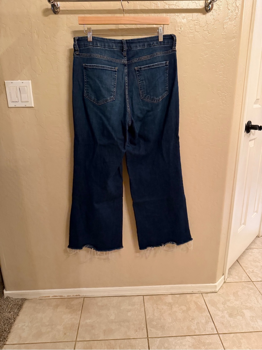Kut from the Kloth Wide Leg High-Rise Jeans in Medium Blue Wash - Picture 4 of 4